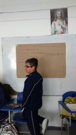 VALENTINA MONTERO CREANDO EL TITULO DEL MURAL